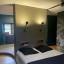 Chambre tête de lit et salle de bains